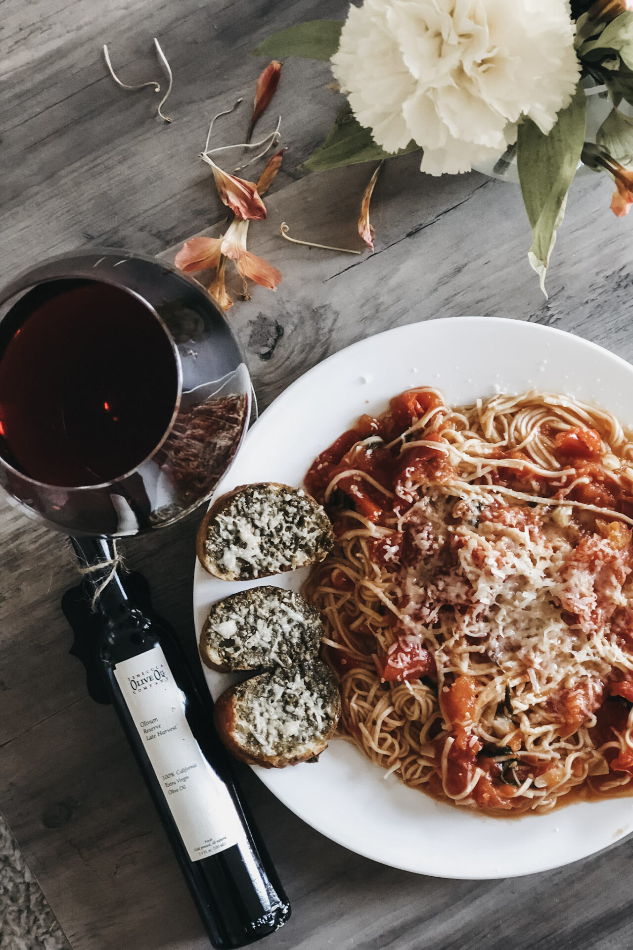 Spaghetti paired with red wine