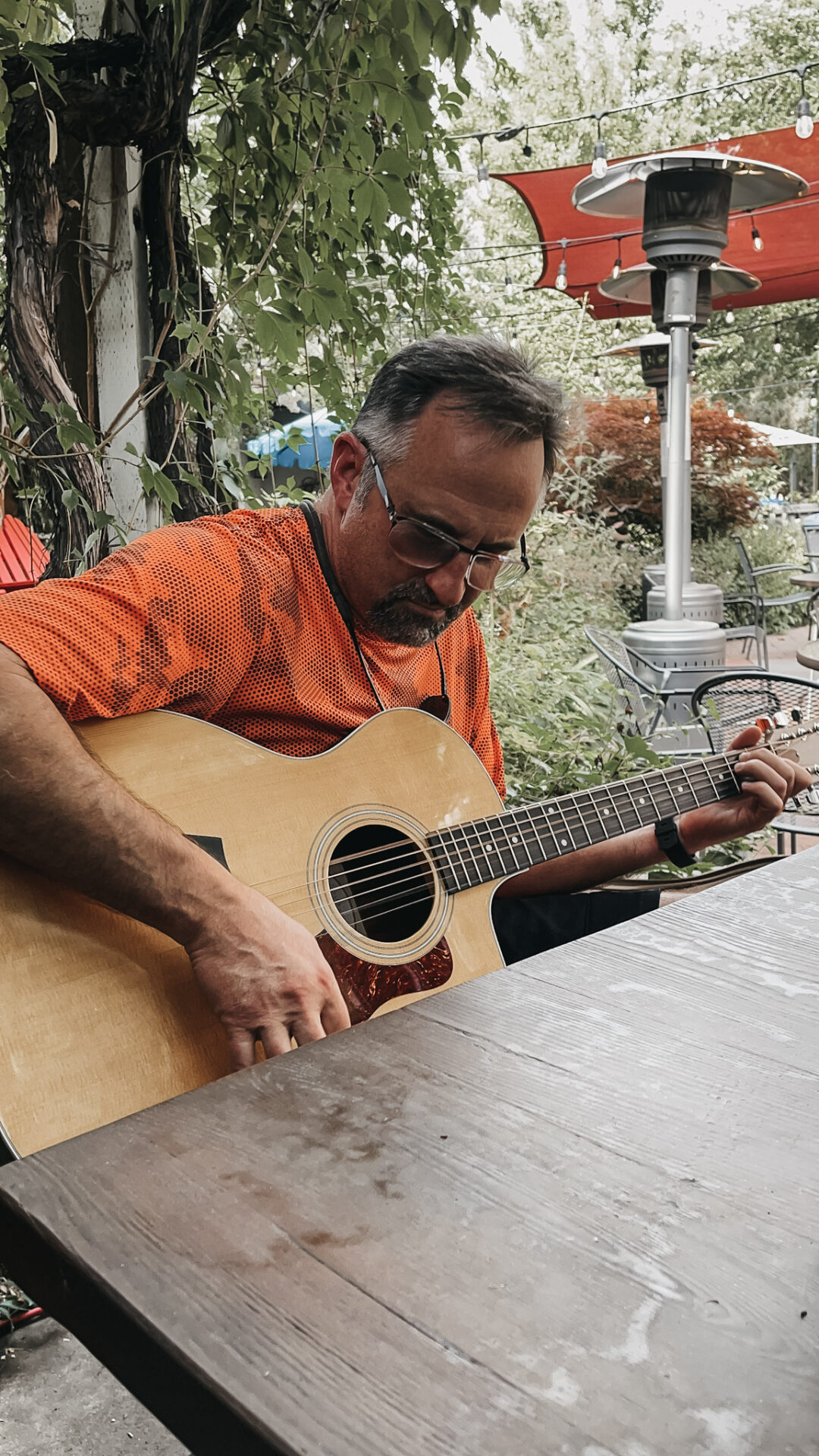 Guitar playing at Awen Winecraft in Jacksonville Southern Oregon