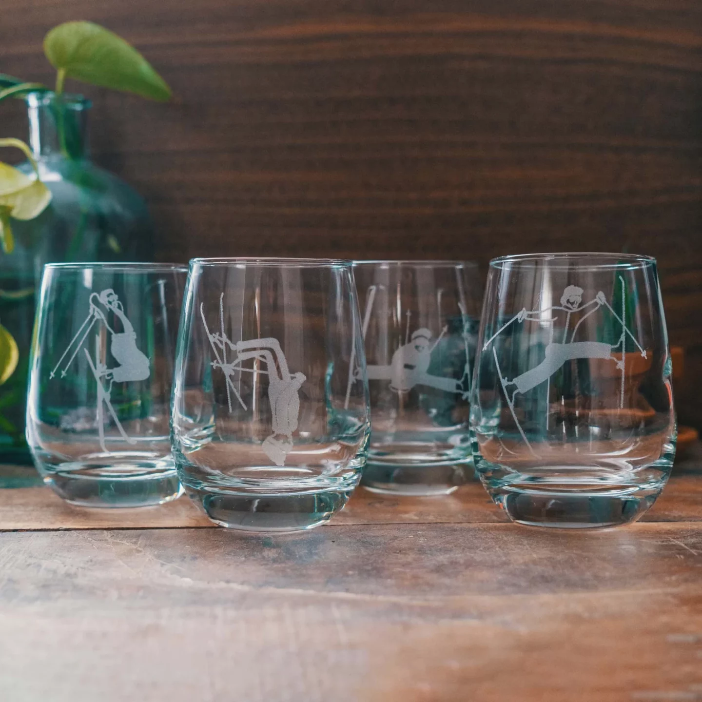 Skier engraved into wine glass set