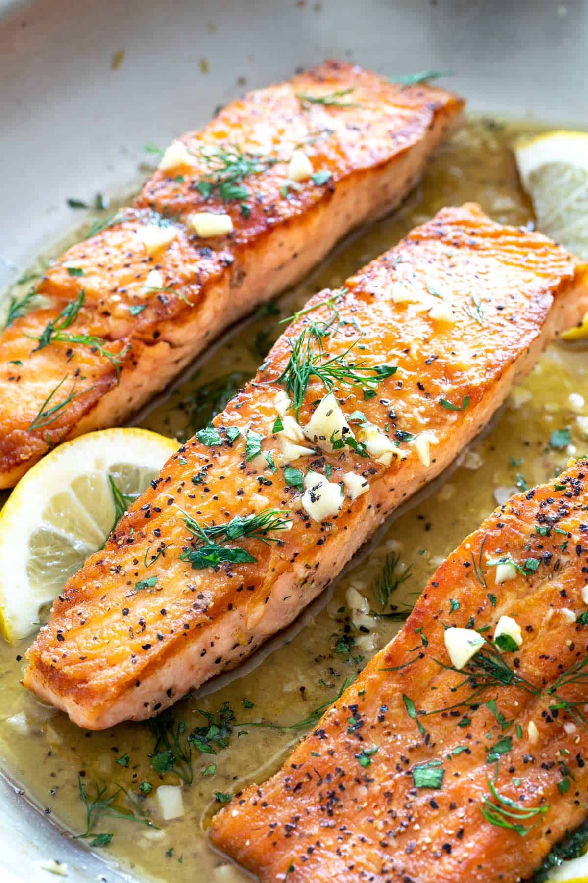 Pan seared salmon with garlic and lemon