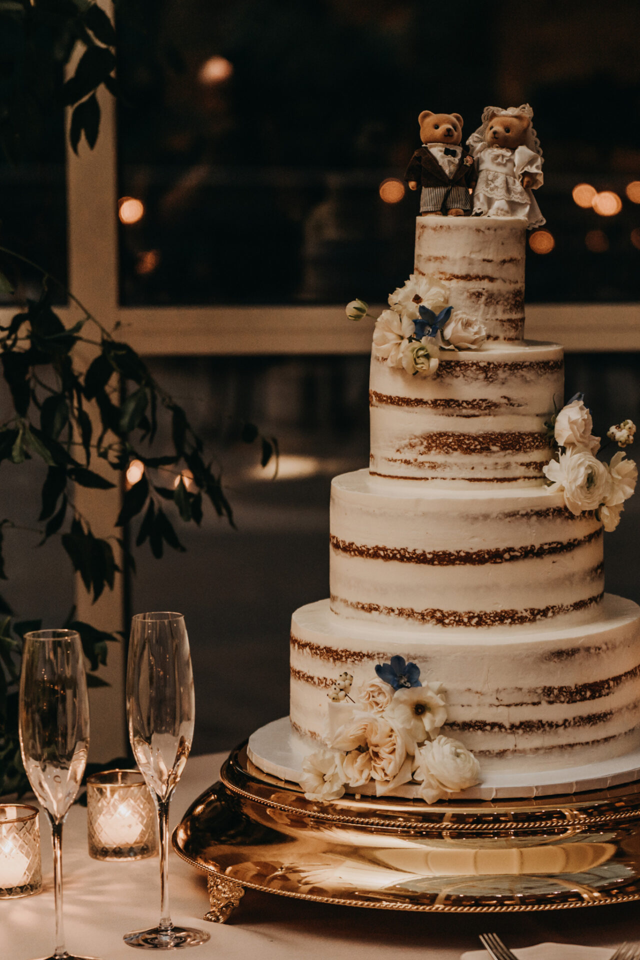 Wedding cake with two champagne glasses