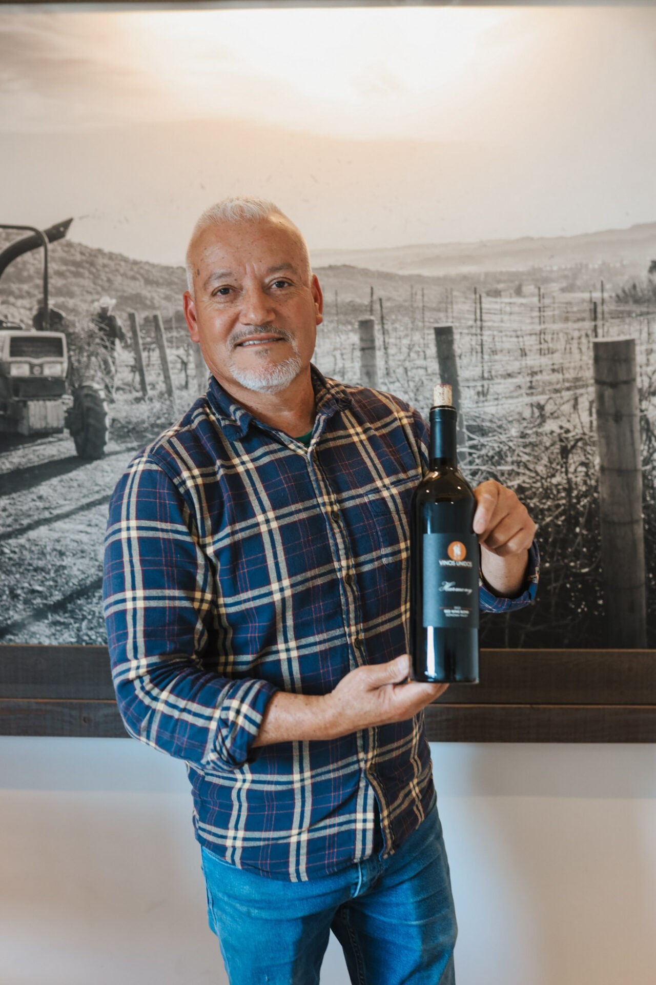 Gerry Matinez holding VInos Unidos Tempranillo bottle